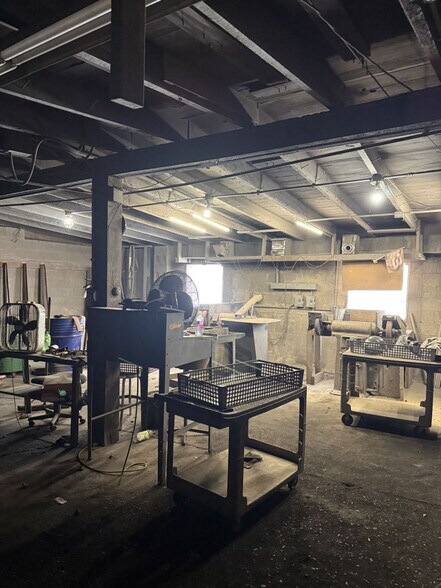 More Photos Of 510 W Burr Oak St, Centreville Manufacturing For Sale