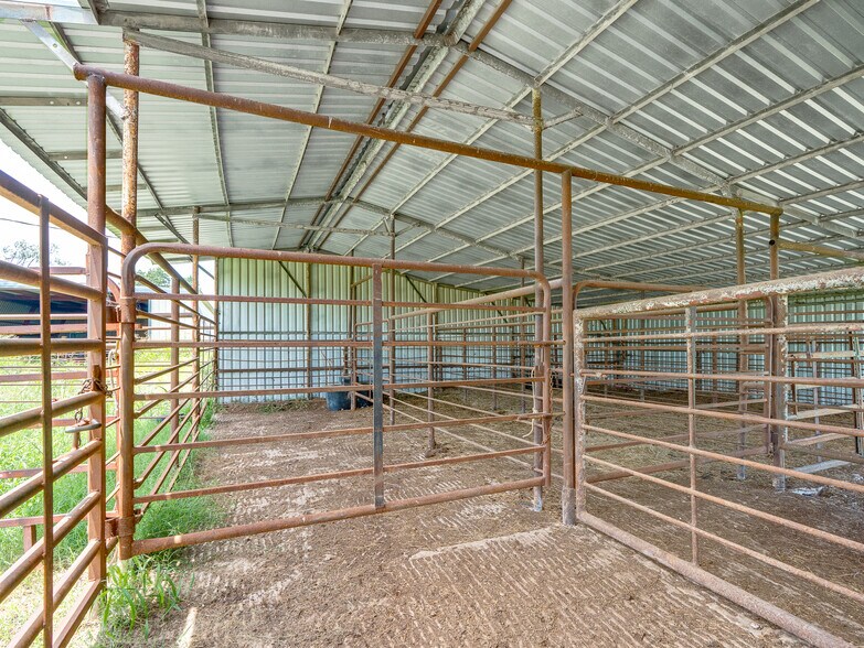 More Photos Of 1853 S Broadway St, Coalgate Flex For Sale