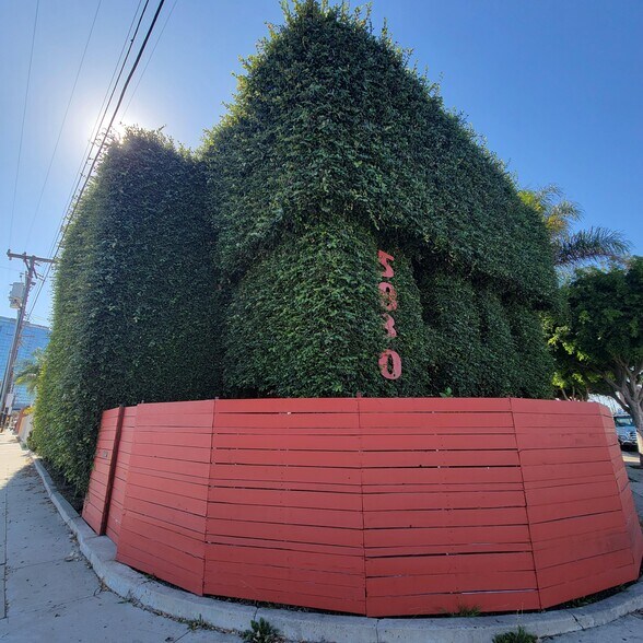 More Photos Of 5830 Adams Blvd, Culver City Showroom For Sale