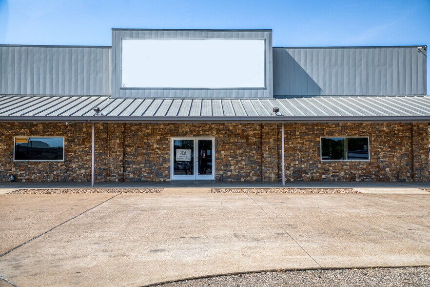 More Photos Of 185 State Highway 36 N, Caldwell Freestanding For Sale