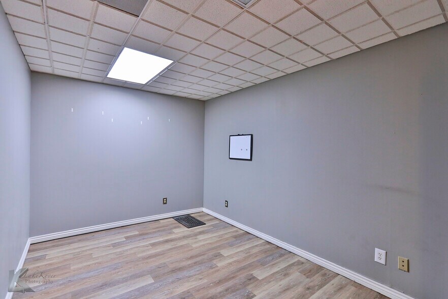 More Photos Of 318 Cedar St, Abilene Storefront Retail Office For Sale