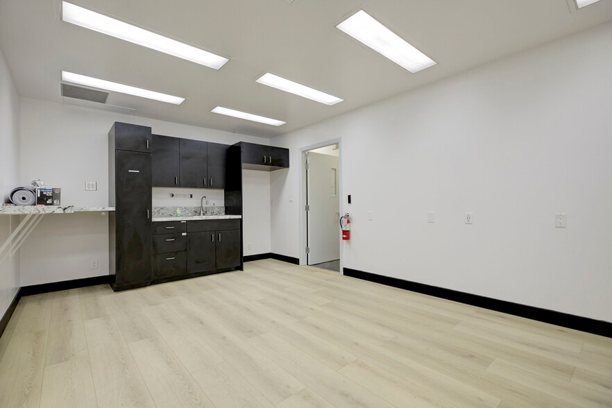 More Photos Of 18417 Bryant St, Northridge Service For Sale