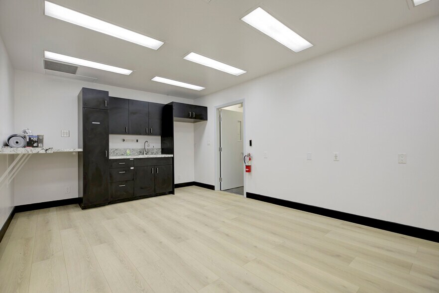 More Photos Of 18417 Bryant St, Northridge Service For Sale