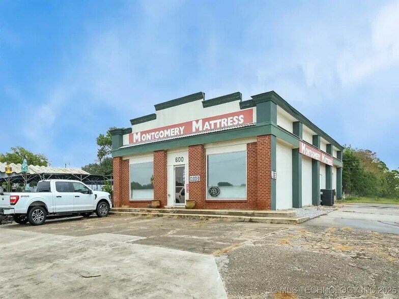 Primary Photo Of 600 N Commerce St, Ardmore General Retail For Lease