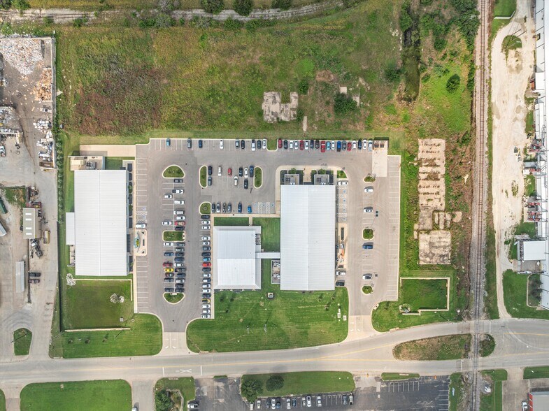 More Photos Of 601 Texas Central Pky, Woodway Warehouse For Sale