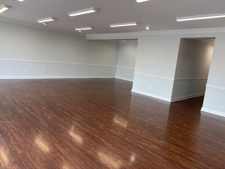More Photos Of 1161 NW Broad St, Murfreesboro Office For Lease
