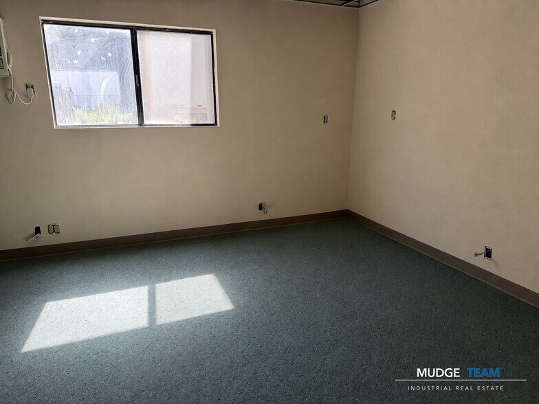 More Photos Of 25051 5th St, San Bernardino Service For Sale