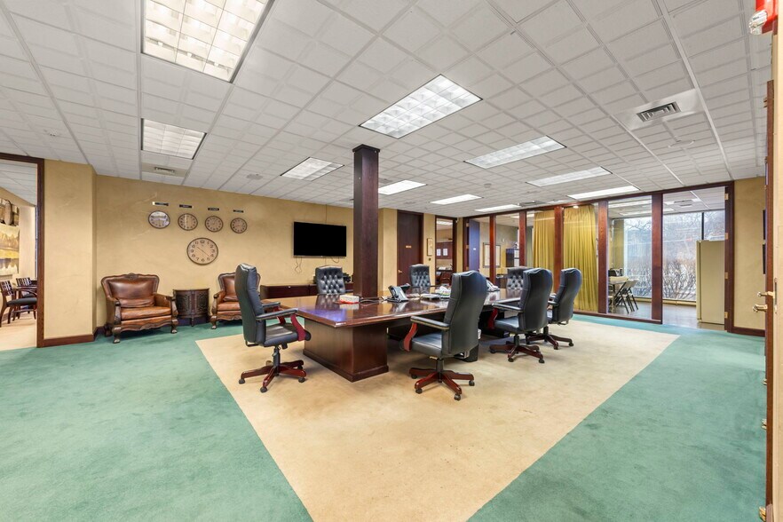 More Photos Of 10S660 Kingery Hwy, Willowbrook Office For Sale