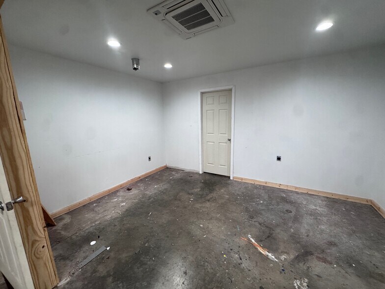 More Photos Of 1001 N 2nd St, Stilwell Light Distribution For Sale