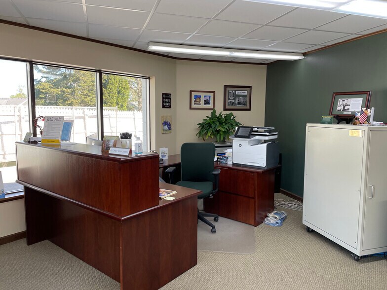 Primary Photo Of N91W17174 Appleton Ave, Menomonee Falls Showroom For Sale