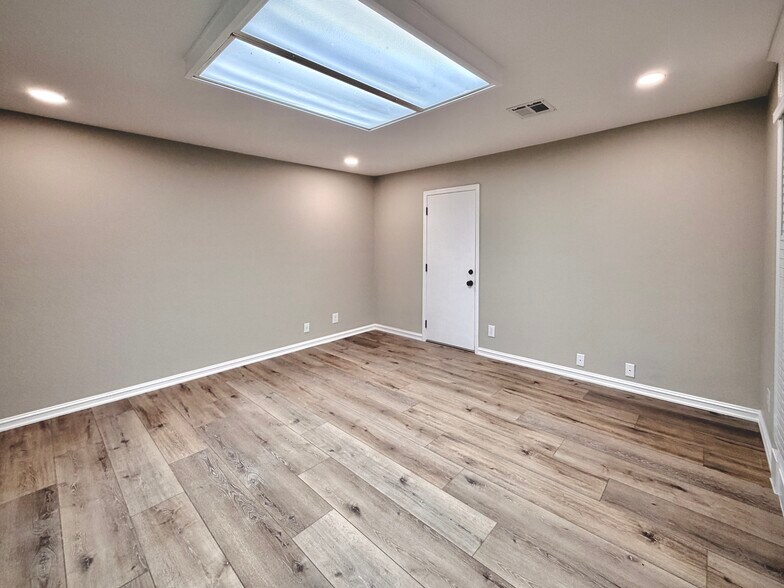 More Photos Of 1030 W Main St, Jenks Office For Sale