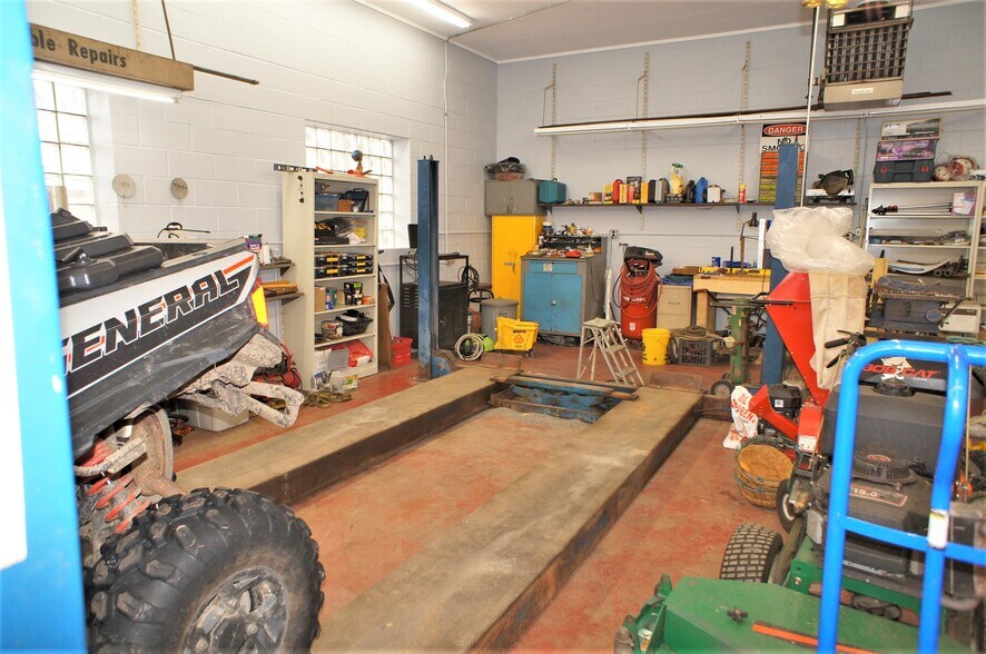 More Photos Of 4632 Lake Shore Rd, Hamburg Auto Repair For Sale