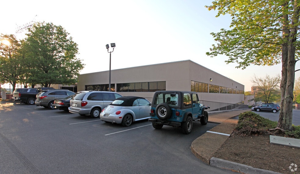 More Photos Of 9111 Cross Park Dr, Knoxville Office For Sale