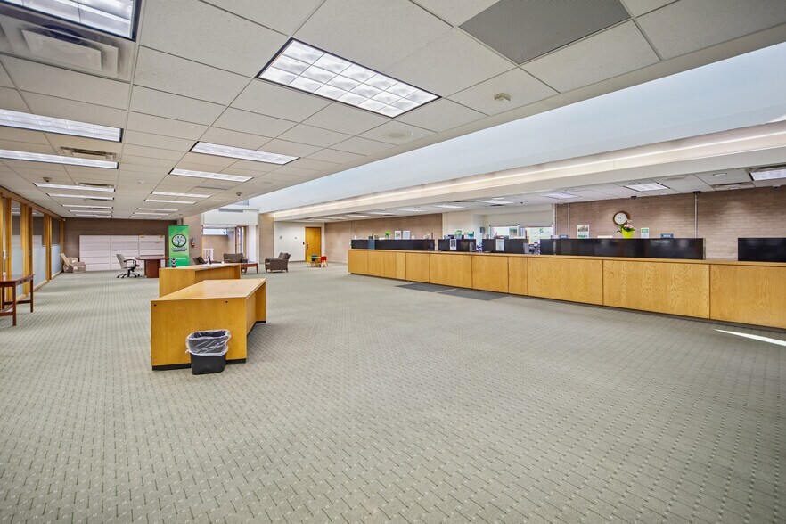 More Photos Of 2805 Beaver Ave, Des Moines Bank For Sale