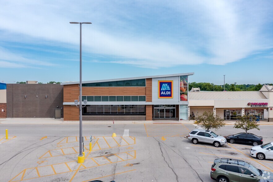 More Photos Of 257-363 N Weber Rd, Bolingbrook Unknown For Lease