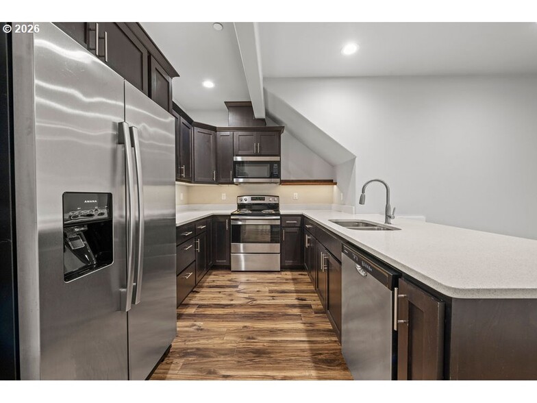 More Photos Of 1524 SE Honeysuckle Loop, Warrenton Apartments For Sale