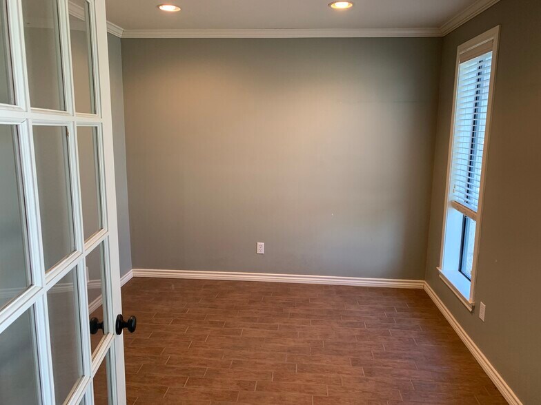 More Photos Of 5424 W Oak St, Palestine Showroom For Lease