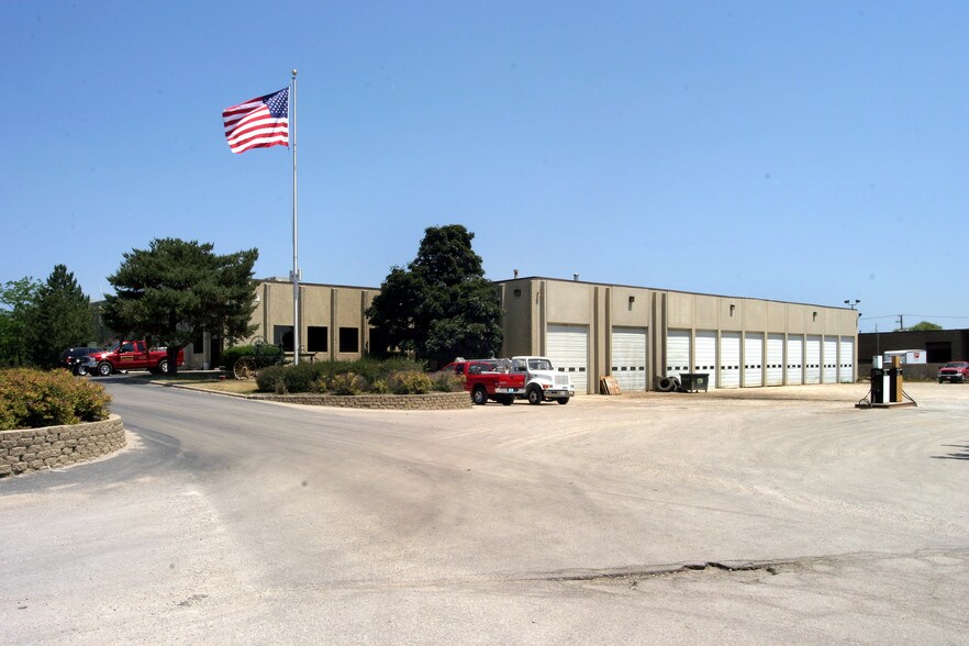 Primary Photo Of 28913 N Herky Dr, Lake Bluff Warehouse For Lease