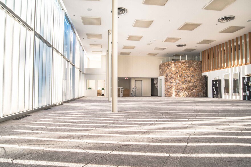 More Photos Of 383 S Palm Canyon Dr, Palm Springs Storefront Retail Office For Lease