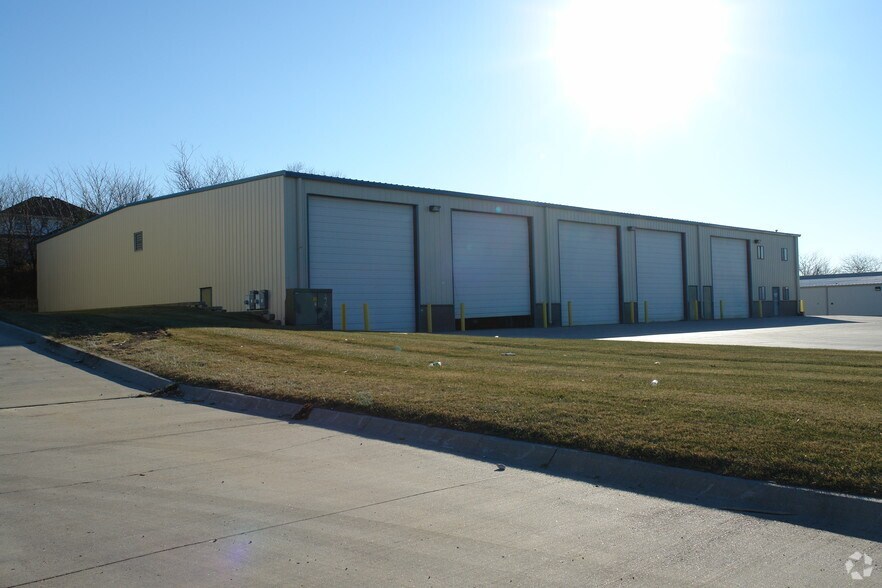 More Photos Of 707 N Frontier Dr, Papillion Service For Sale