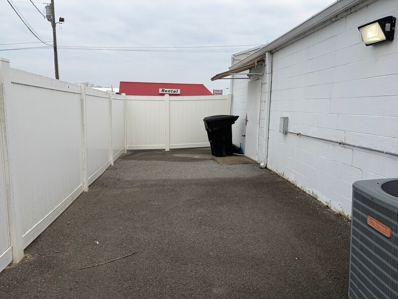 More Photos Of 1161 NW Broad St, Murfreesboro Office For Lease