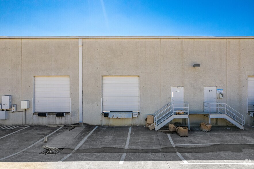 More Photos Of 3101-3115 N Skyway Cir, Irving Distribution For Lease