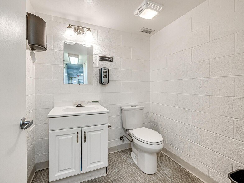 More Photos Of 901 NW 25th St, Oklahoma City Healthcare For Sale