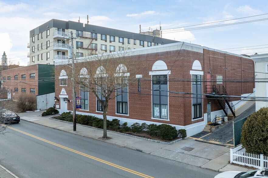 More Photos Of 271 Main St, Eastchester Light Distribution For Sale
