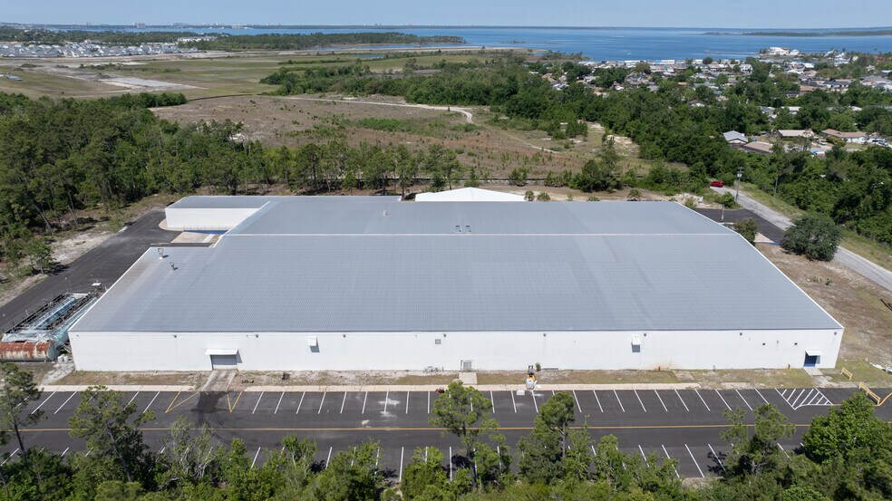 More Photos Of 909 W 39th St, Panama City Manufacturing For Lease
