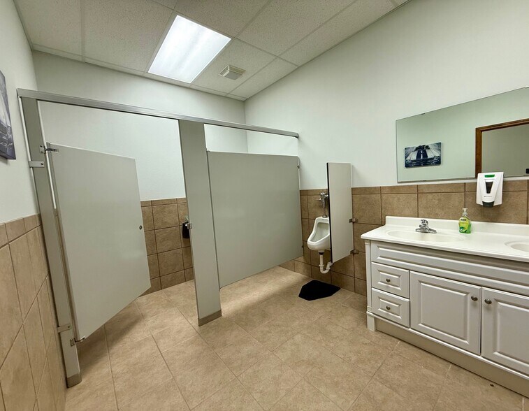 More Photos Of 2001 Westar Rd, Midland Warehouse For Lease