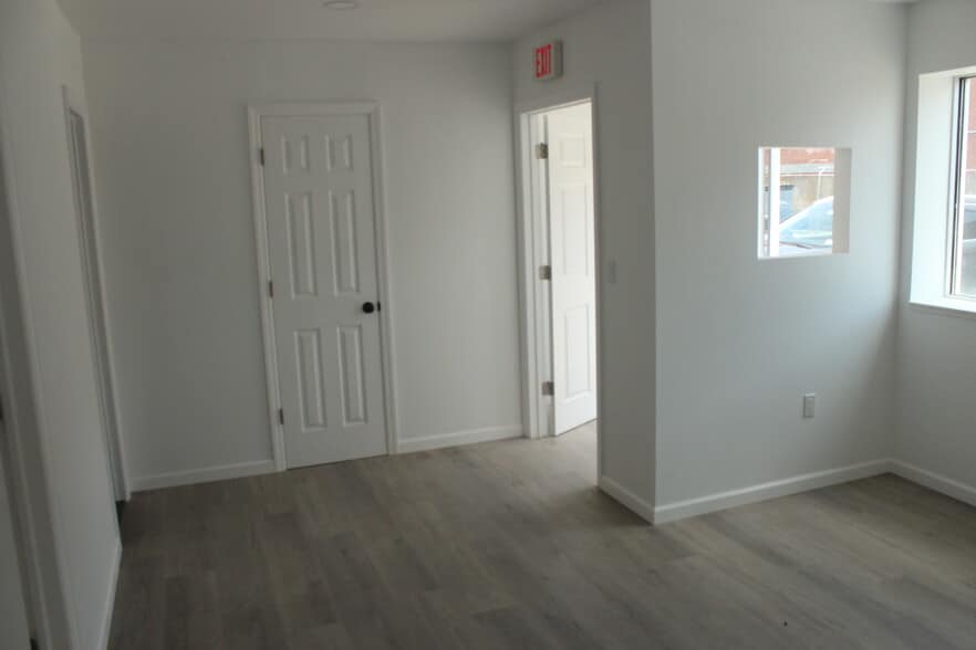 More Photos Of 172 Cabot St, West Babylon Warehouse For Lease