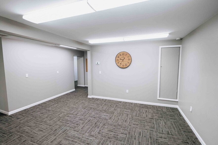 More Photos Of 2565 16th Ave, Columbus Light Manufacturing For Sale