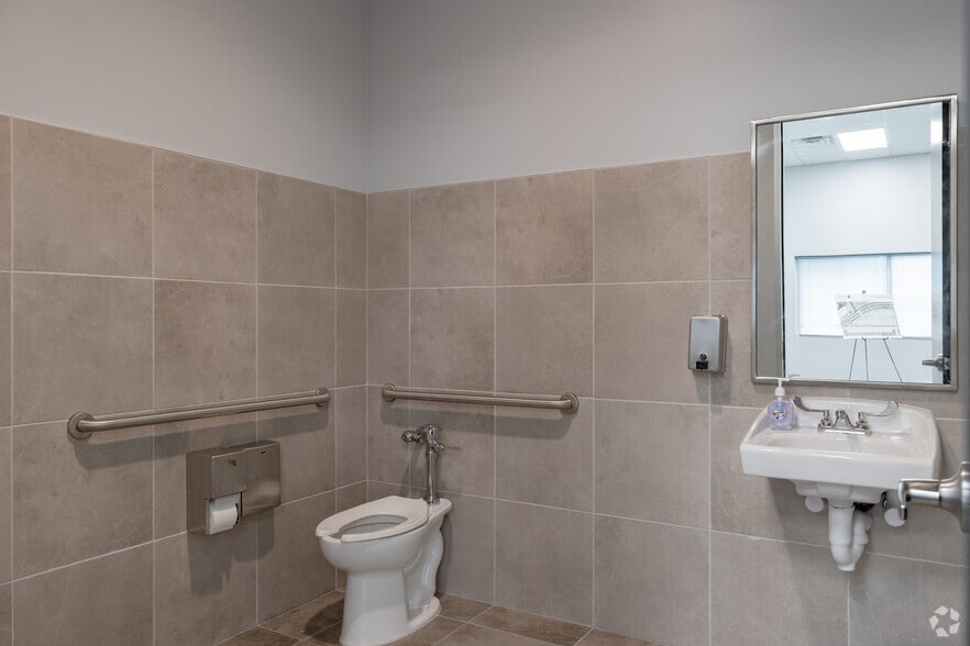 More Photos Of 2062 Woods Road, Brookshire Warehouse For Lease