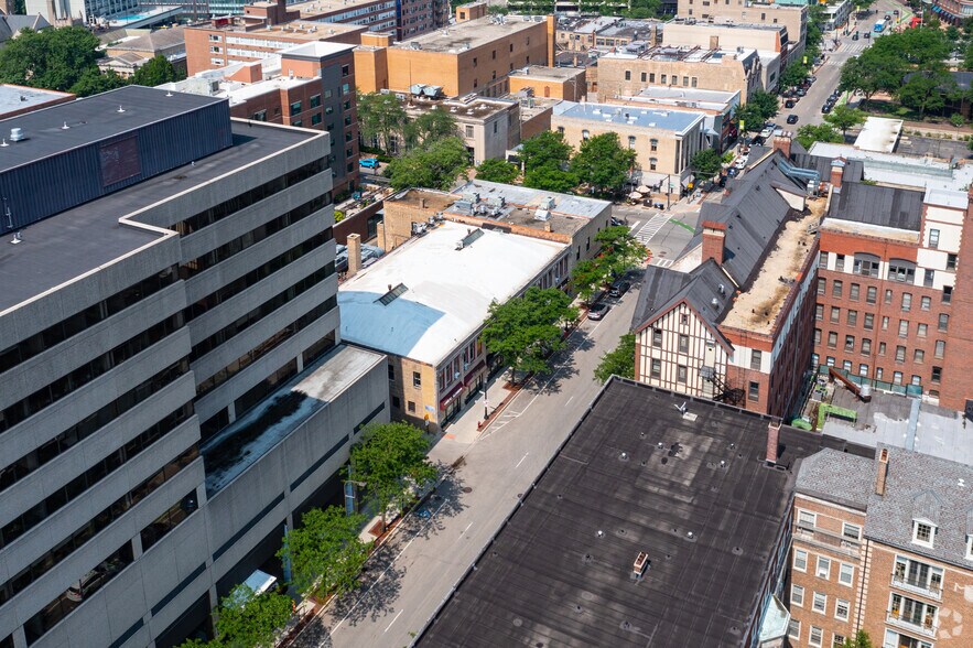 More Photos Of 518 Davis St, Evanston Storefront For Lease