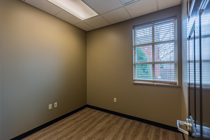More Photos Of 120 Center Pointe Dr, Clarksville Office For Lease