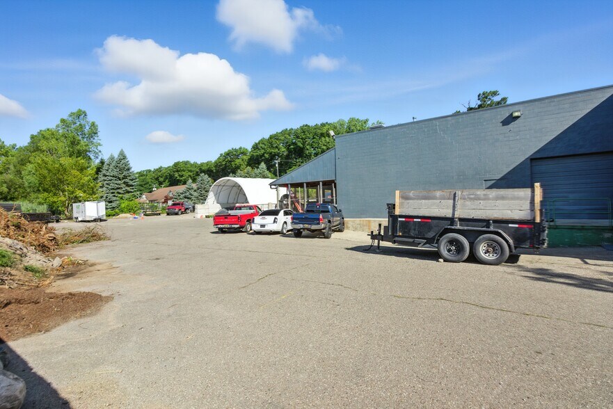 More Photos Of 4800 Joslyn Rd, Lake Orion Light Manufacturing For Sale