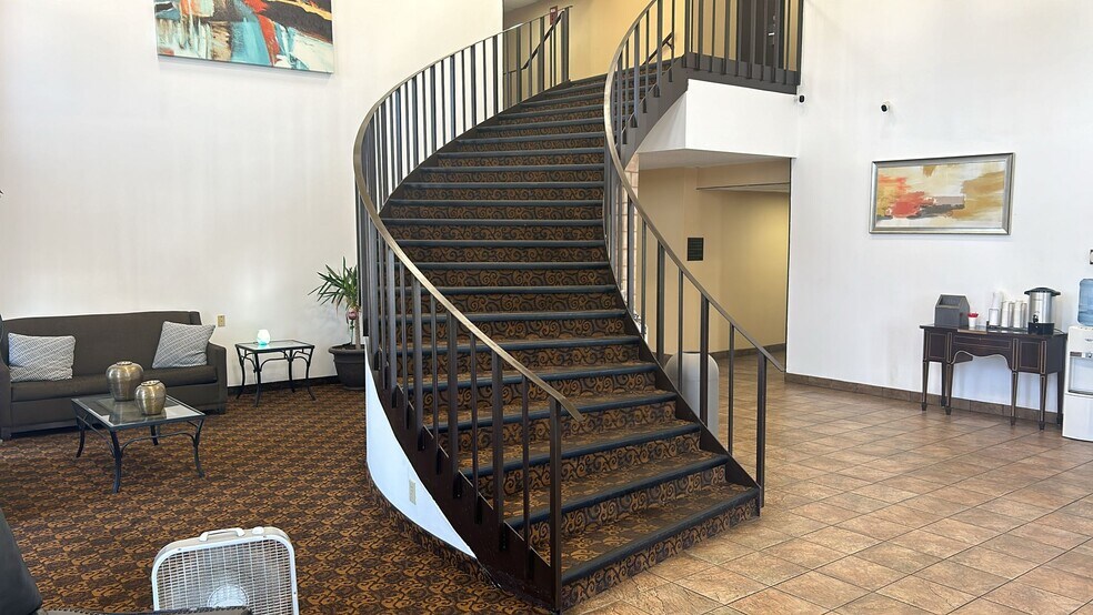 More Photos Of 11 Des Moines Ave, South Hutchinson Hotel For Sale