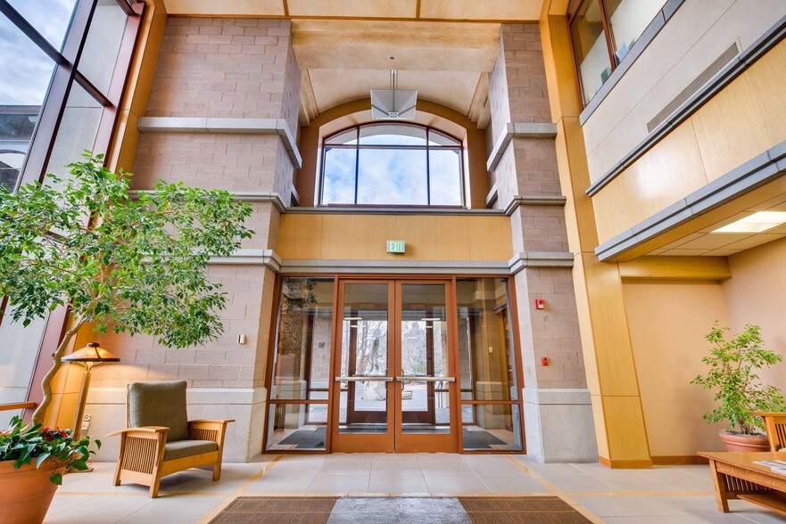 More Photos Of 412 E Parkcenter Blvd, Boise Office For Lease