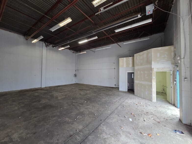 More Photos Of 20111-20121 Industrial Ave, Langley Warehouse For Lease