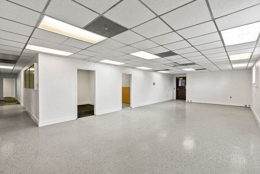 More Photos Of 3806 E Rio Grande St, Victoria Warehouse For Sale