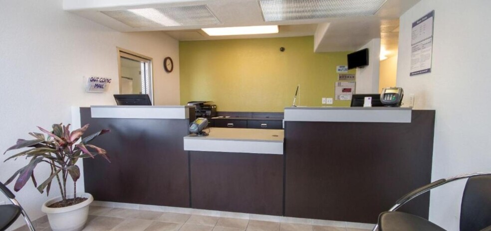 More Photos Of 11049 W Gateway Blvd, El Paso Hotel For Sale