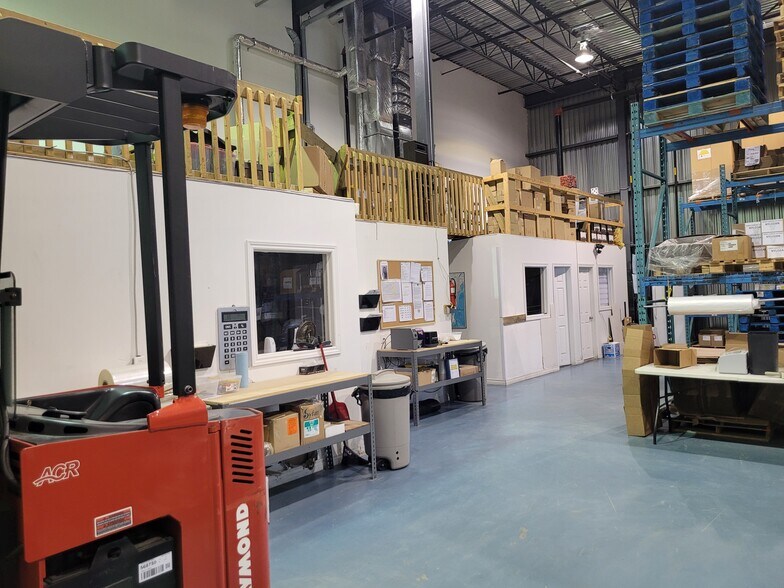 More Photos Of 10 Rue Gaston-Dumoulin, Blainville Light Distribution For Lease