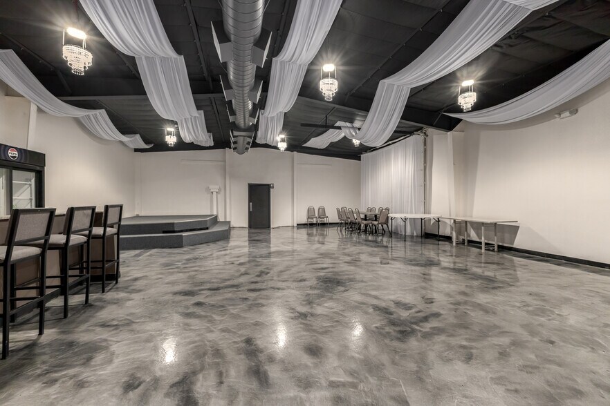 More Photos Of 2533 N 16th St, Phoenix Showroom For Sale