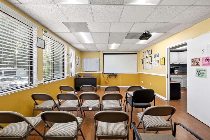 More Photos Of 101 Chestnut St, Gaithersburg Office For Sale