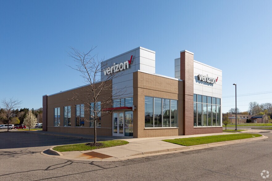 More Photos Of 5563 28th St, Grand Rapids General Retail For Lease