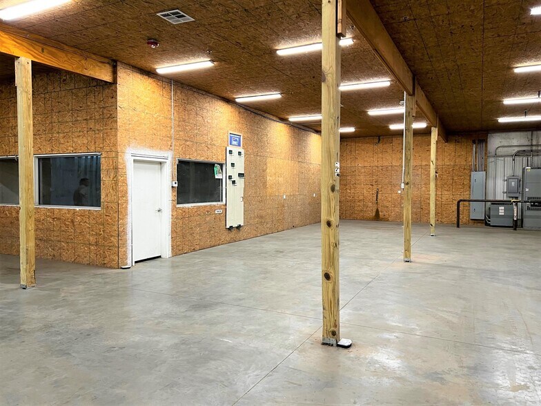 More Photos Of 419 S Lincoln St, Lowell Showroom For Lease