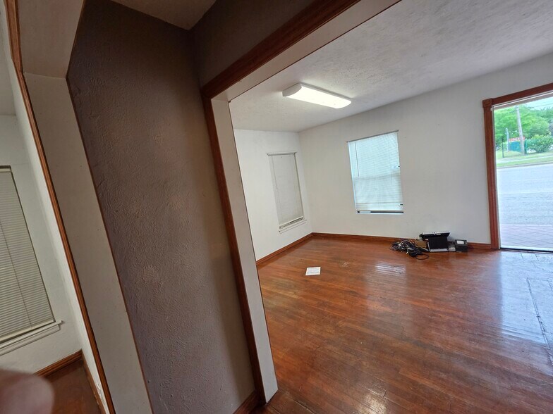 More Photos Of 8805 Lake June Rd, Dallas Office For Sale