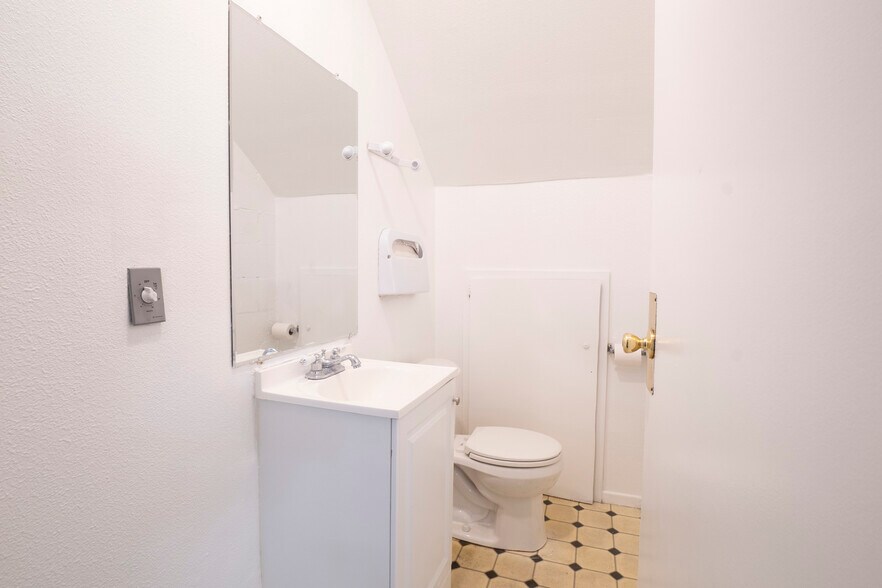 More Photos Of 5435 Cahuenga Blvd, North Hollywood Office For Sale