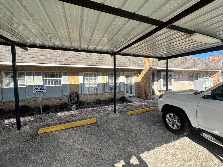 More Photos Of 8950 Westpark Dr, Houston Showroom For Lease