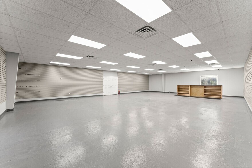 More Photos Of 3917 Old Flowery Branch Rd, Oakwood Flex For Lease